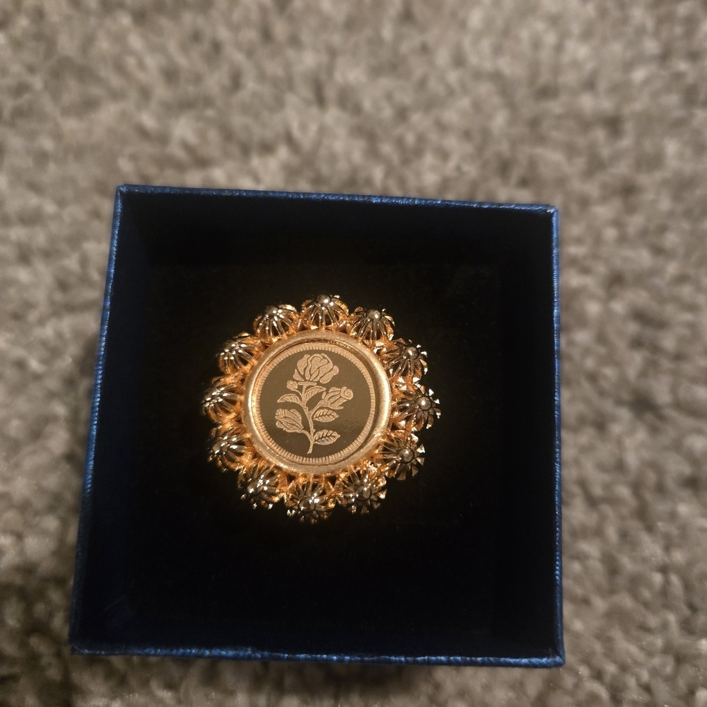 Elegant Gold Floral Brooch